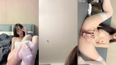 白丝美腿清纯瓜子脸校园风女神主播极度反差 自慰时玩具刺激粉嫩小穴高潮出水不停，嗲嗲的娇喘都让人瞬间有强奸的冲动2