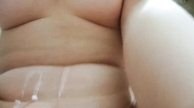 东莞小胖妞偷偷背着家里人躲进卫生间解决生理需求，客厅还响亮放着电视，这一会儿就潮喷了，谁能来满足她！